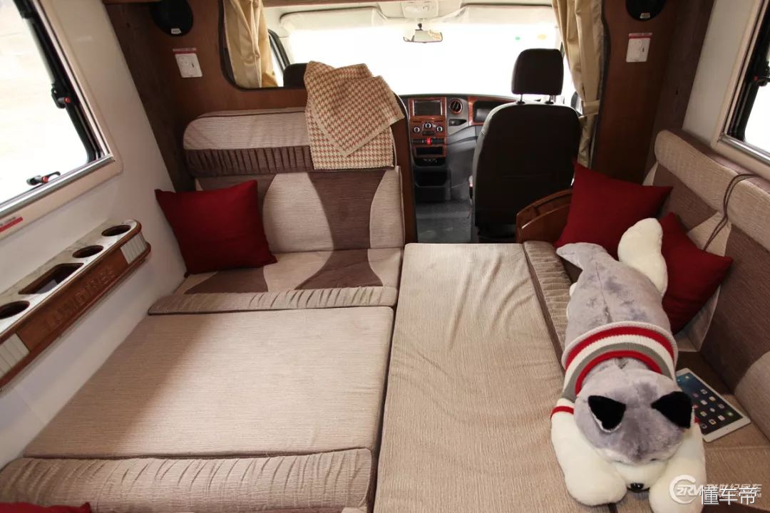 进口100万大额头c型豪华房车,豪华的六座六卧c级房车
