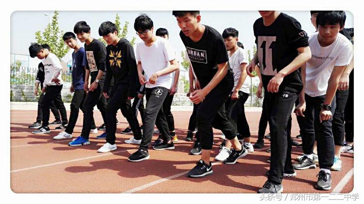 挥洒汗水敢于拼搏,挥洒汗水奋勇拼搏