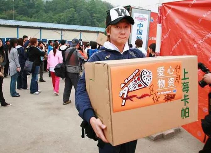 谭咏麟陈百祥踢足球视频,谭咏麟曾志伟陈慧娴陈百祥