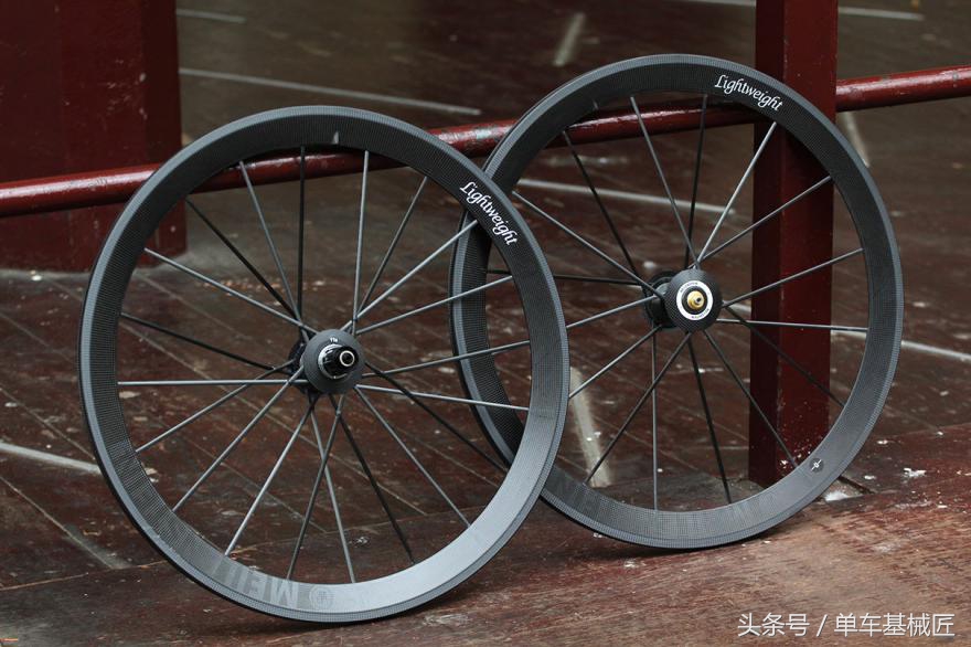 很粗的辐条公路车碳纤维轮组,一体轮和辐条轮山地车