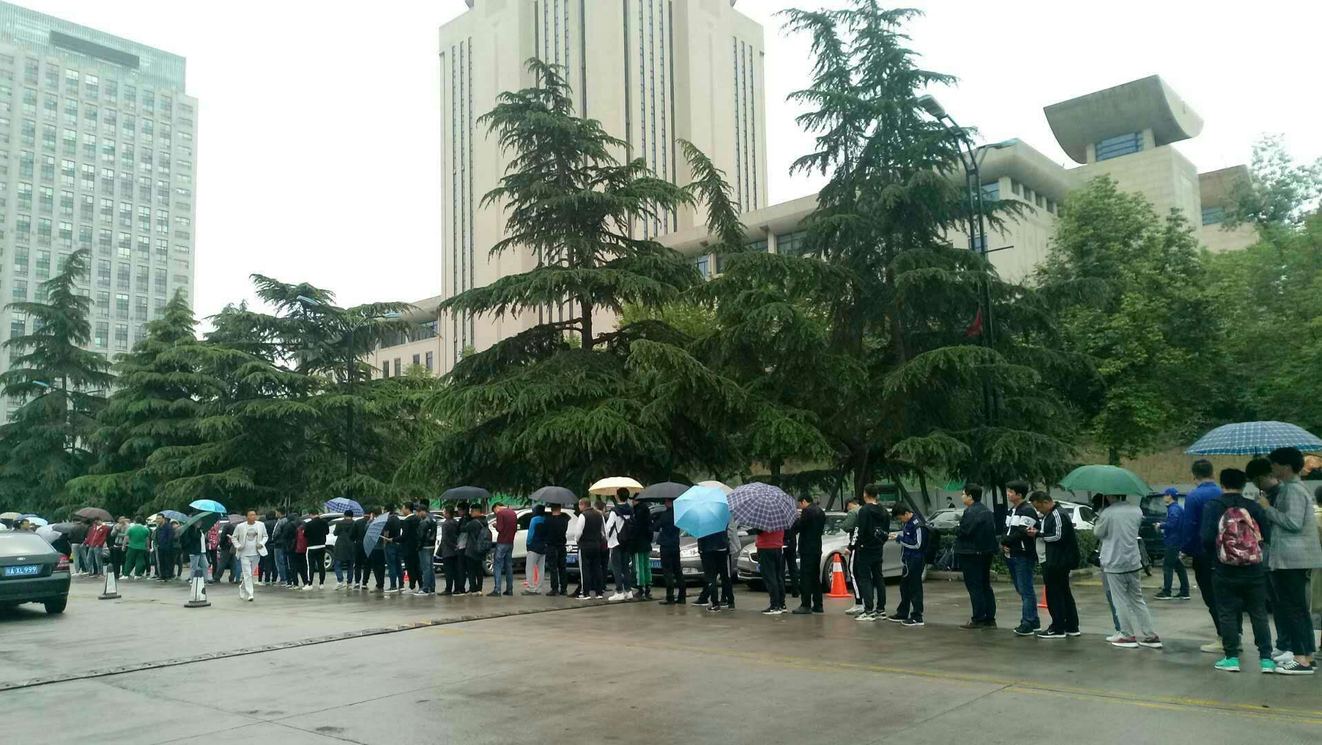 凌晨四点冒雨排长队，只为一张西北狼的球票，这样的人最可爱