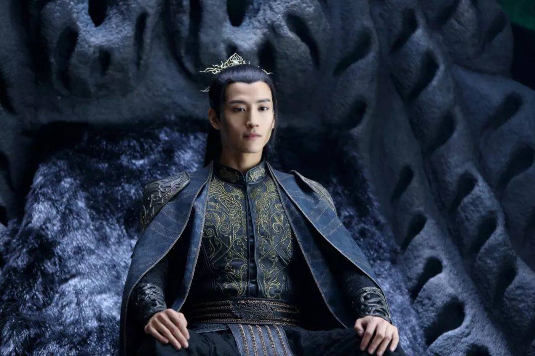 有本事你就上天，结果《莽荒纪》里的他挥着翅膀一直在天上飞！