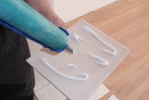 香蕉水去除老旧玻璃胶的效果好吗,玻璃胶粘手上用香蕉水能不能洗掉