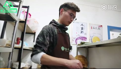 这些大学生太能赚钱了，不服不行啊？