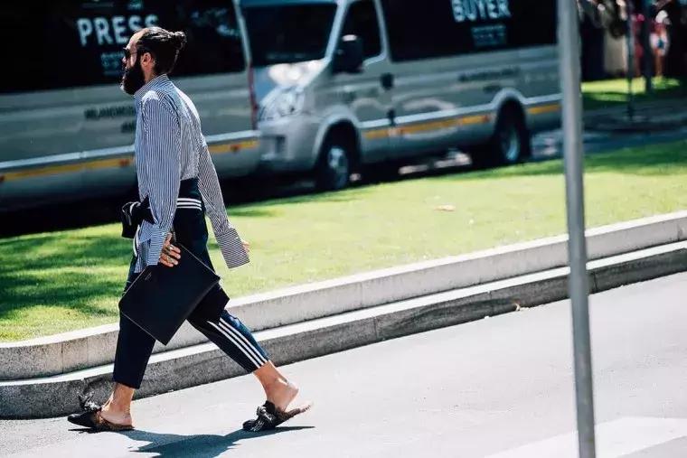 「条纹衬衫」最正确的打开方式就是“不好好穿”