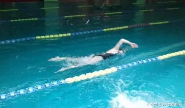 自由泳屁股发力训练视频,游自由泳时要提臀夹屁股吗