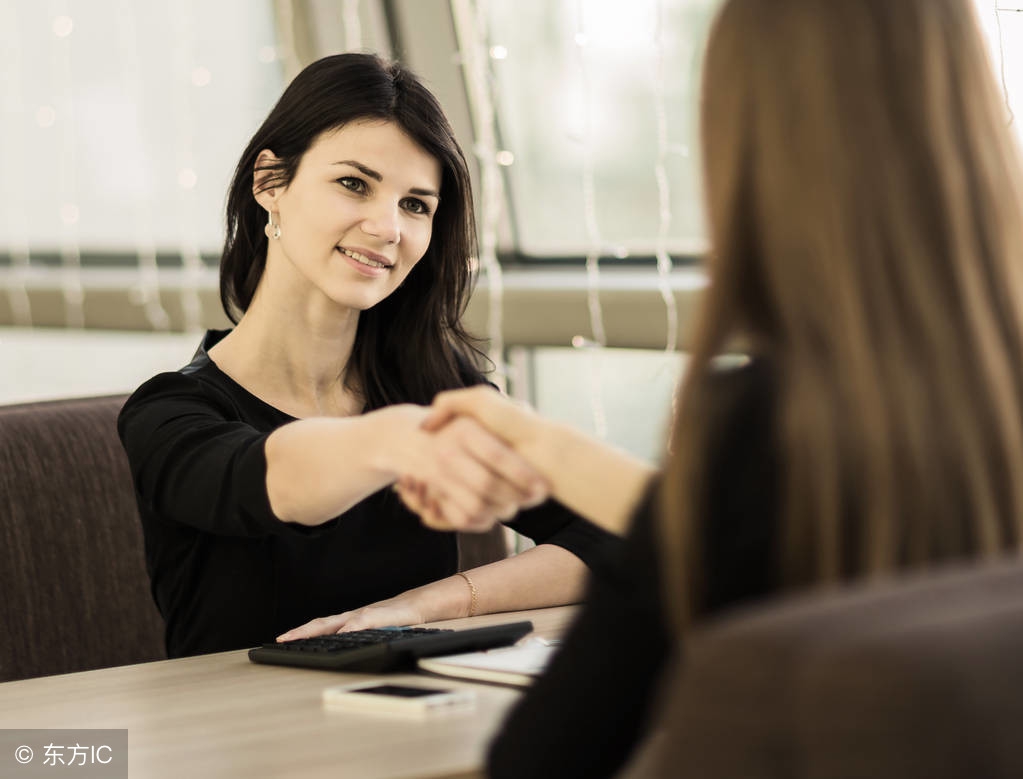 如何让面试官眼前一亮的自我介绍,怎么样的自我介绍让面试官记住你