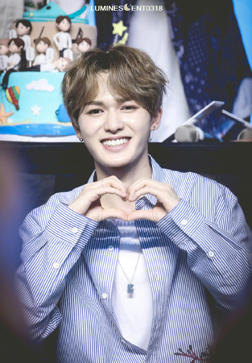 姜丹尼尔和蔡徐坤谁更火,最新比心手势男士