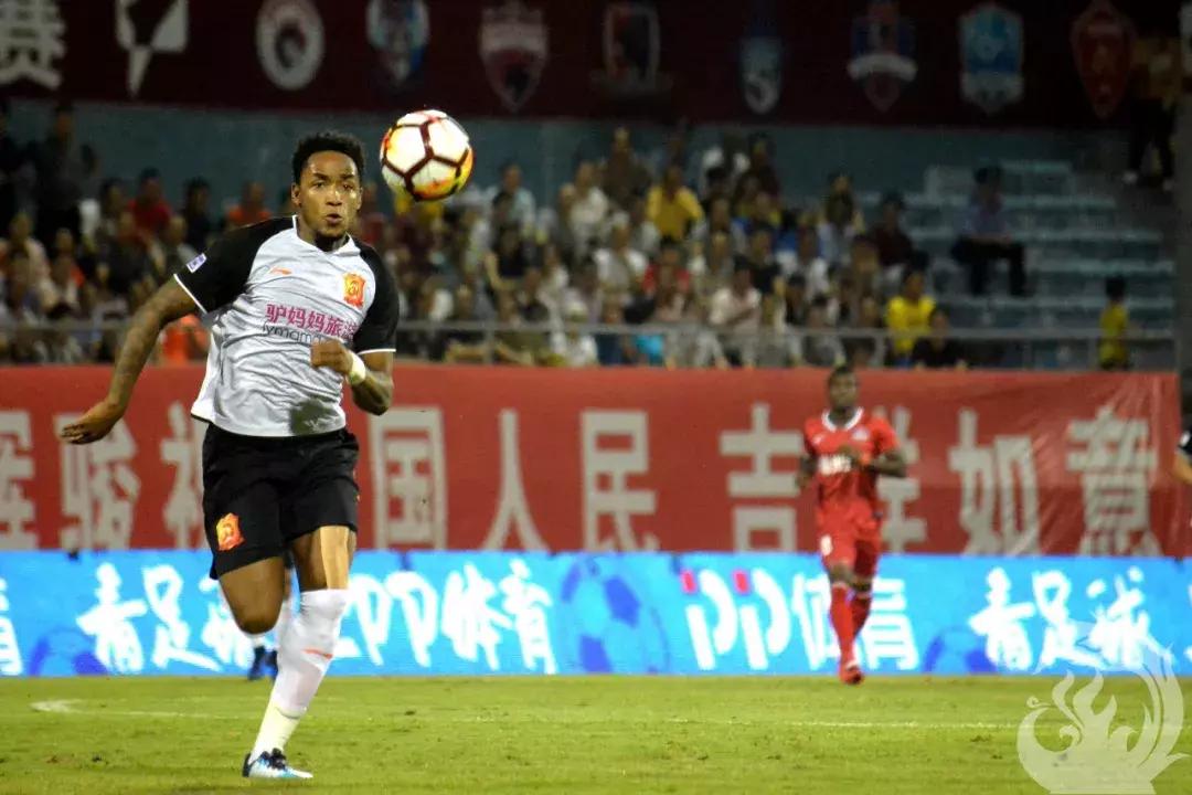 为爱前行｜足球之乡演绎精彩对决，武汉卓尔队客场0:0梅州客家队