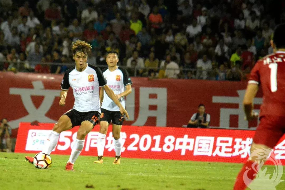 为爱前行｜足球之乡演绎精彩对决，武汉卓尔队客场0:0梅州客家队