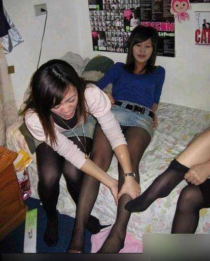 搞笑gif：公司搞活动，集体换裤袜比赛妹子们看起来不是很高兴啊