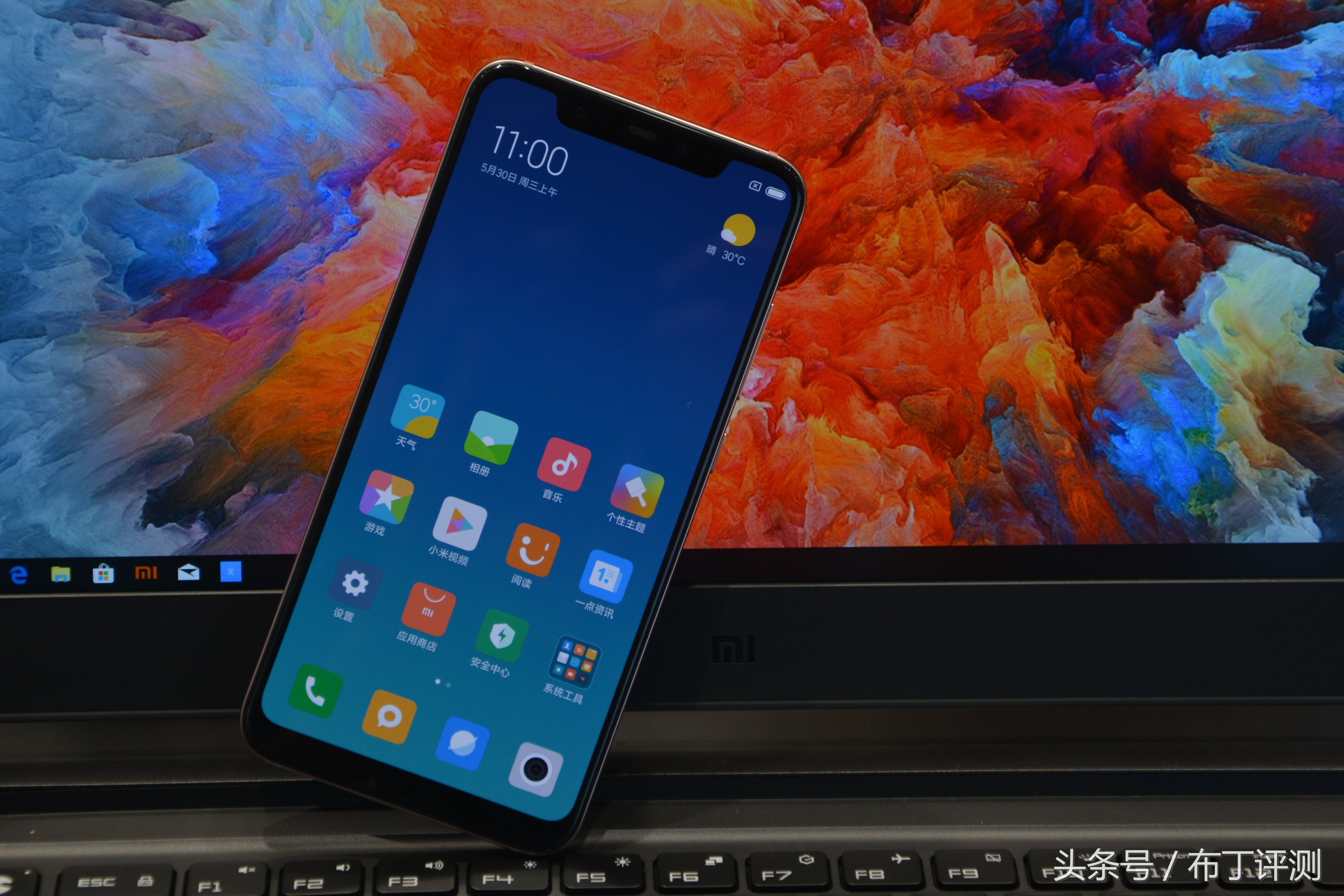 全球首发双频GPS，拍照超苹果X，小米8金色版上手体验！