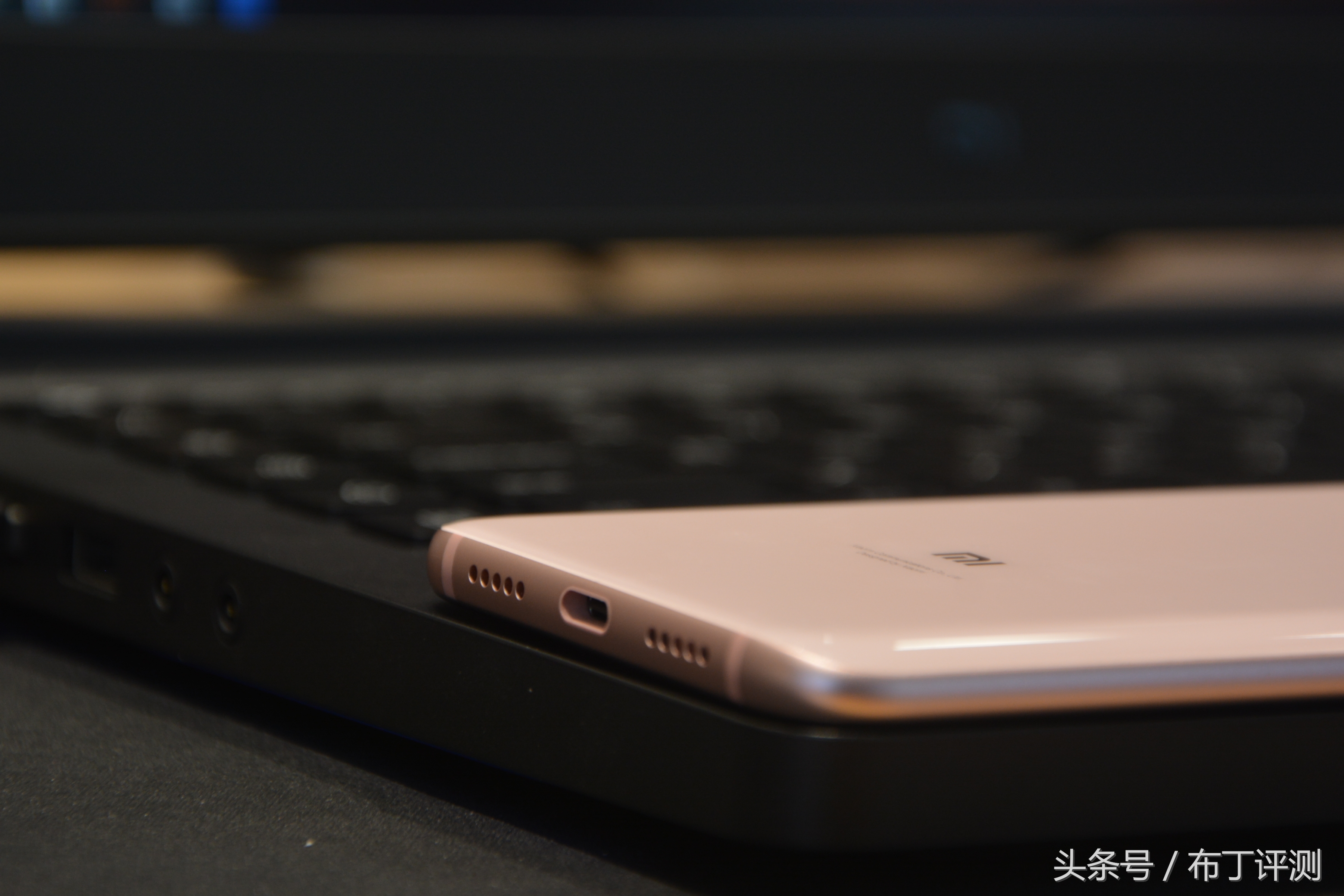 全球首发双频GPS，拍照超苹果X，小米8金色版上手体验！