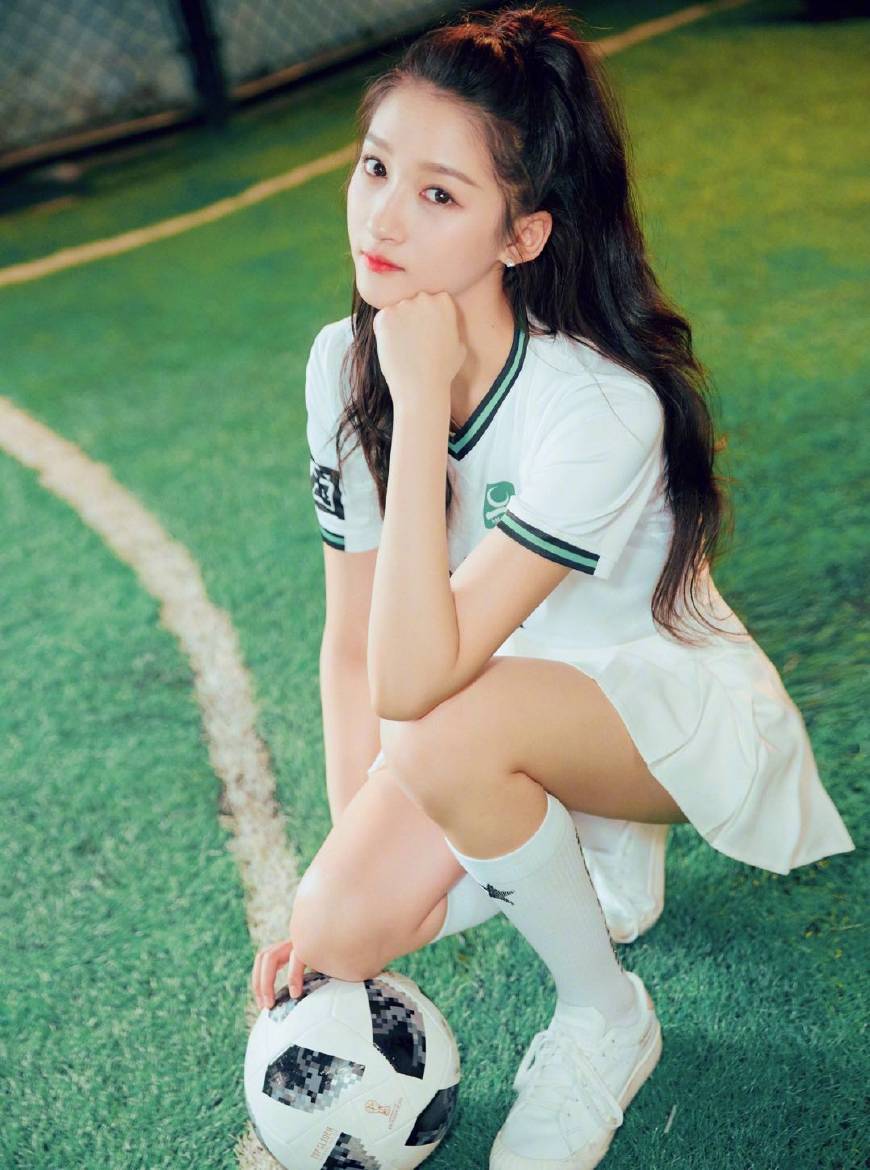 关晓彤造型回归皮裙秀出2米长腿,关晓彤长腿学生装