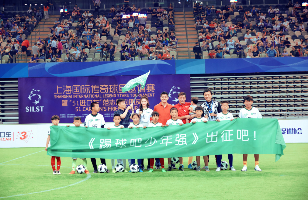 关晓彤鹿晗微博公布恋情照,关晓彤鹿晗范志毅踢球