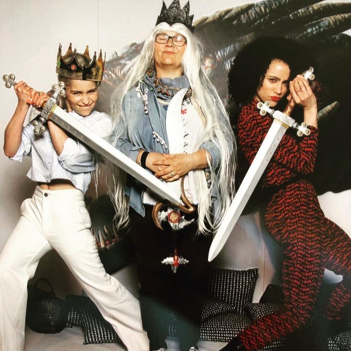 权力的游戏第八季杀青，龙母“躺尸”男演员怀中大秀翘臀