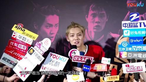 鹿晗带关晓彤看足球比赛,鹿晗在足球场与关晓彤踢球