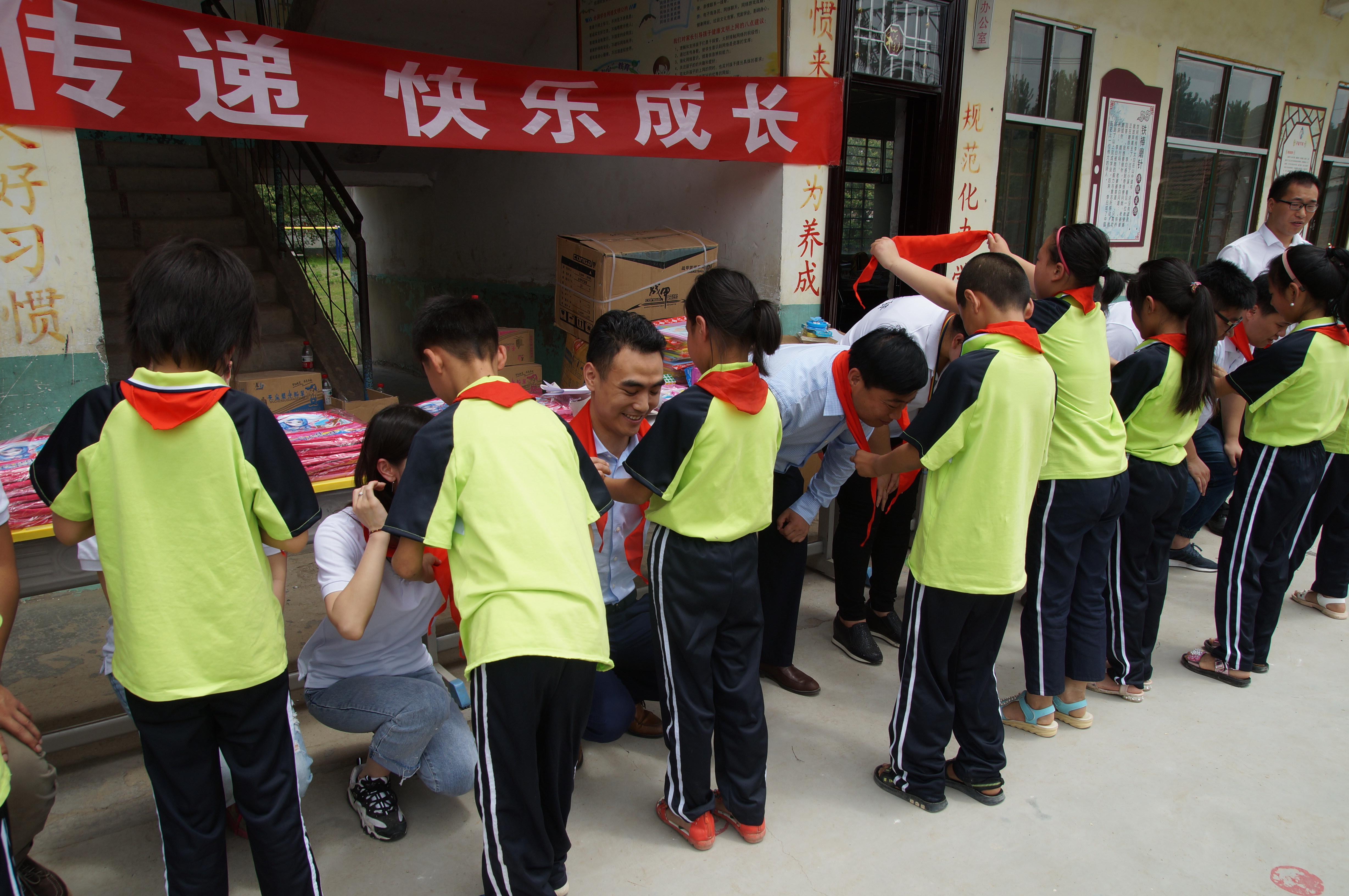 爱心捐赠助力开学,爱心传递小学生捐款