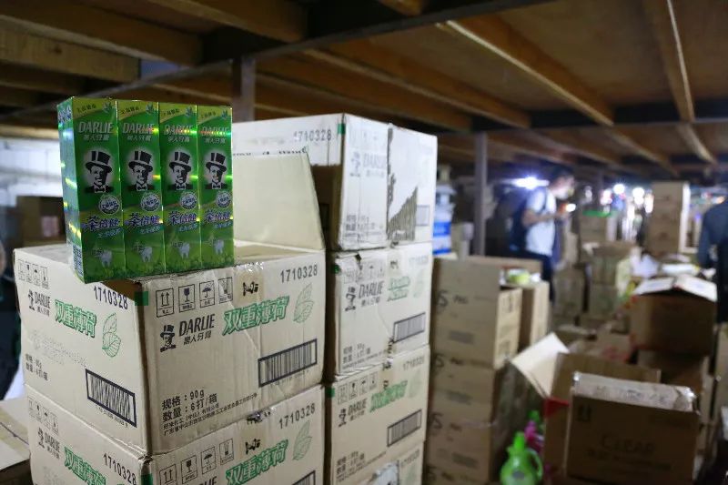 你的海飞丝、飘柔、云南白药在哪里买的？杭州警方近日查获8万余件假货！