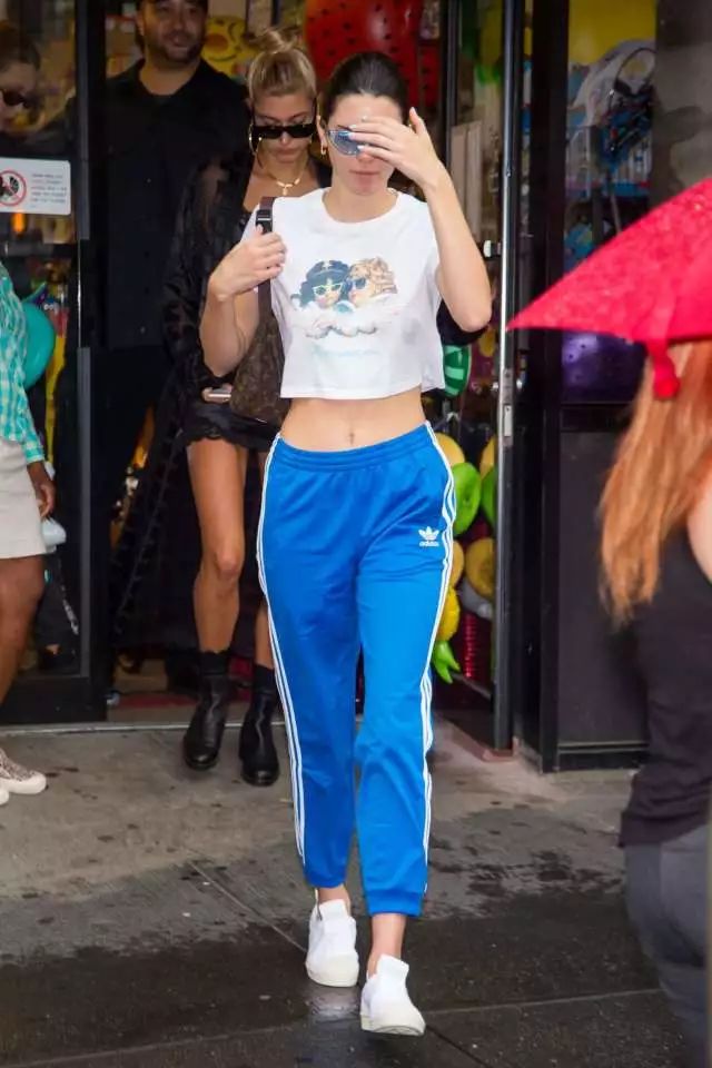 第一个在裤子侧面加条纹的那个人可以获终身成就奖了，易烊千玺鹿晗宋茜都会同意的