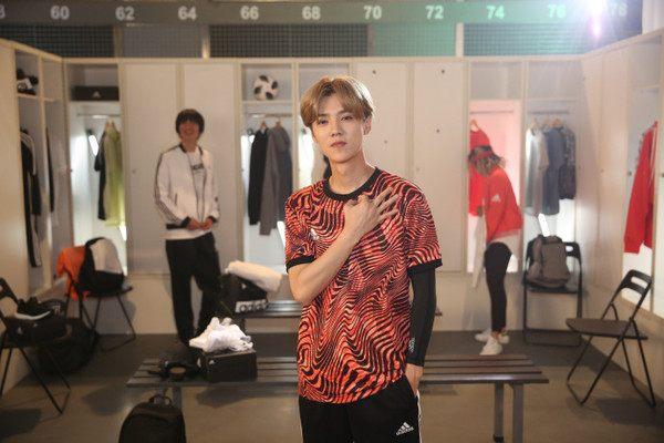 鹿晗跑男足球热身秀捷克,鹿晗球赛强颜欢笑