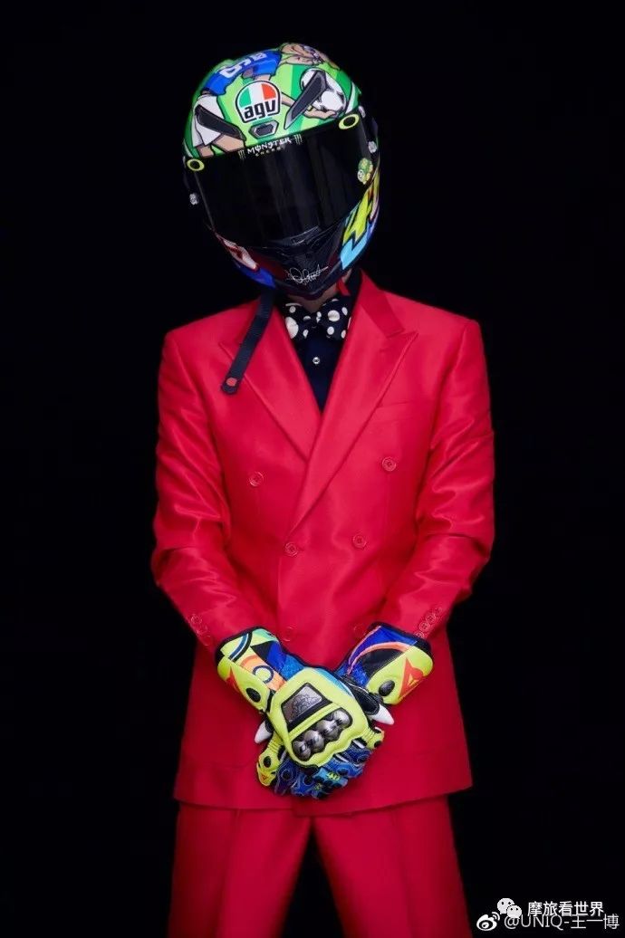 王一博骑摩托帅到爆的瞬间,王一博戴头盔只露眼睛