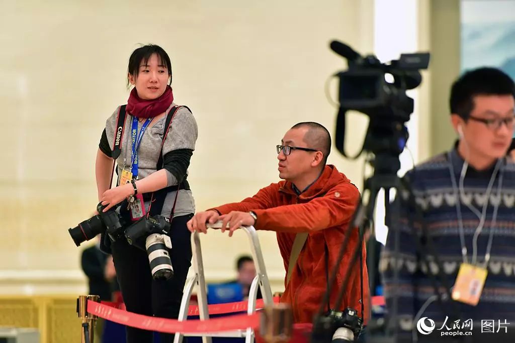 新闻记者有用不完的好器材，你知道他们怎么工作的吗？