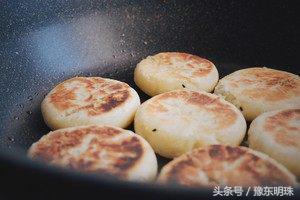 如何在家把绿豆做成绿豆饼,做绿豆饼绿豆可以直接煮吗