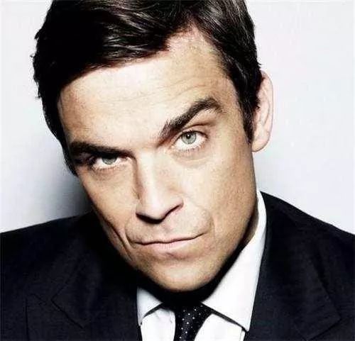 世界杯开幕式上的歌手竖中指,世界足球杯开幕式唱歌的人是谁