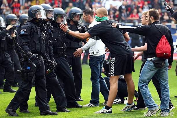 为了世界杯，这些足球流氓拼死搏斗，最终的王者却是这一国