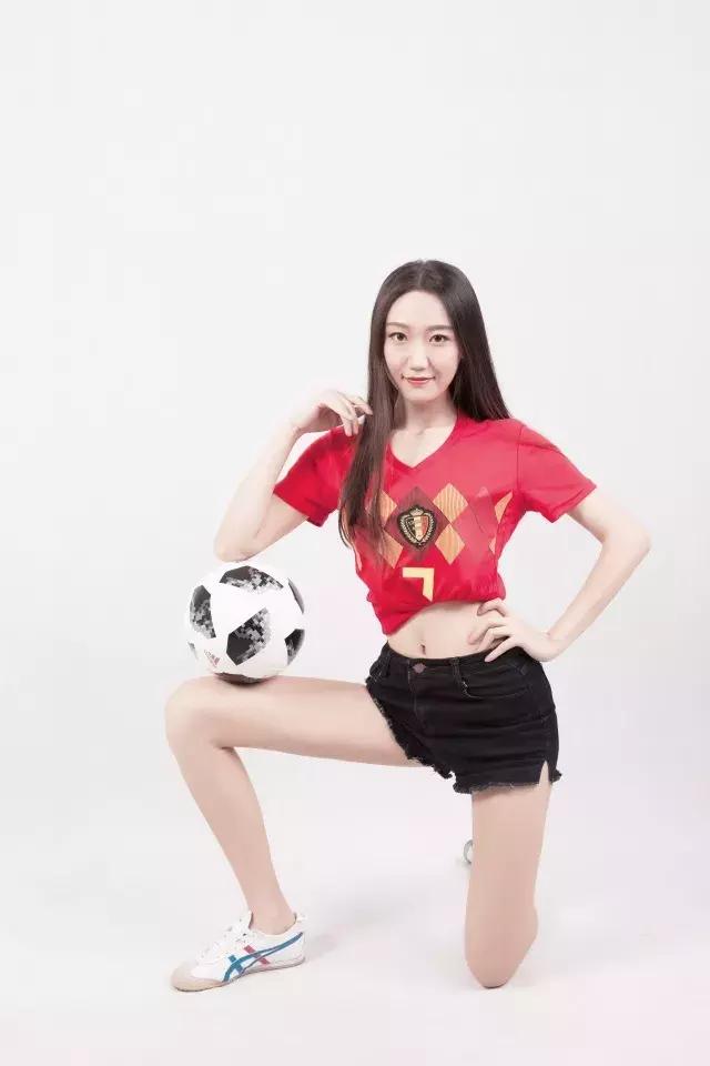 听说，好看的姑娘都在看世界杯
