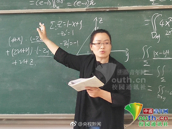 男生邀请奶奶走毕业红毯：她从小照顾我，最辛苦功劳最大