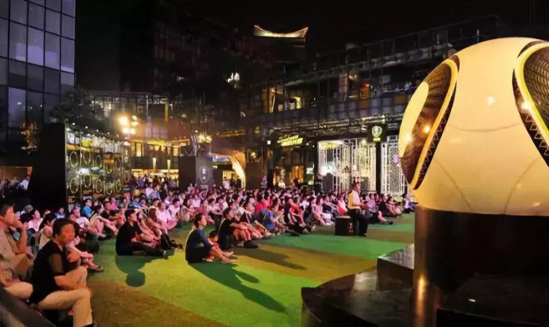 哈个啤酒玩个球！未来30天，青岛这个地方将燃炸你的胖友圈~