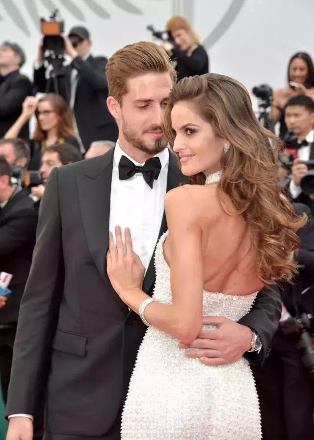 女生伪球迷看世界杯,伪球迷足球女孩