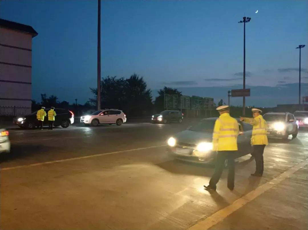 高速交警夜查暨酒驾专项整治行动,交警大型夜查酒驾毒驾