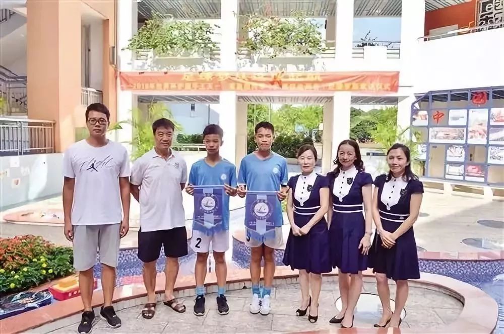 少年担任世界杯护旗手,16岁少年成世界杯护旗手