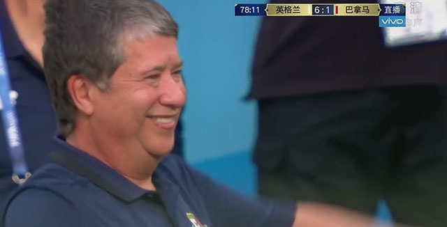 输球赢人心！朝对手竖大拇指，巴拿马主帅这一友好动作被记录下来