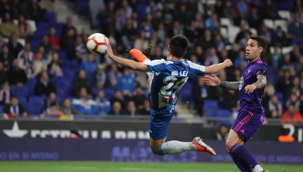 第一球武磊王者归来挑射破门,武磊挑射塞维利亚大门