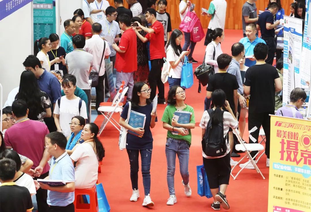 今天，东莞考生和家长都涌向这个地方，这是什么情况？