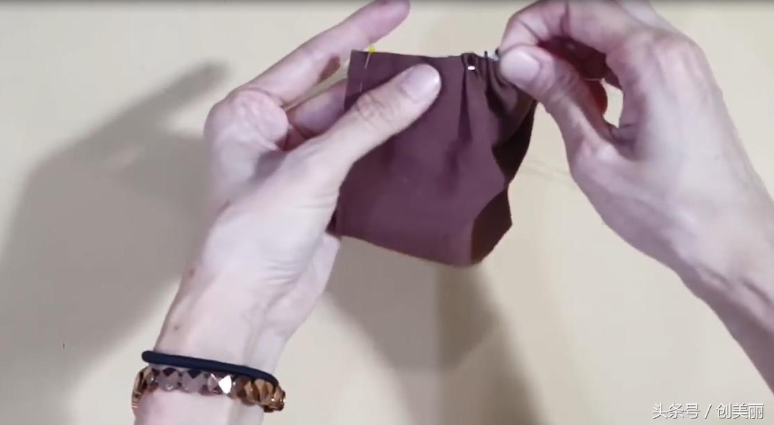 旧衣服撕成布条简单编织时尚坐垫,旧衣服改造三轮车坐垫简单做法