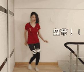 轩子巨2兔练习滑铲和盘带，网友：这是假摔和跳舞吧！