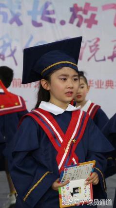 “兄弟，请问汉森贝壳球场怎么走？”