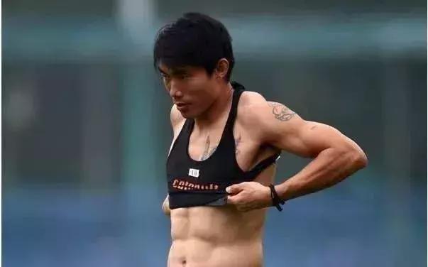 当中国男足脱掉衣服全世界都吐了！年薪1亿白斩鸡身材！
