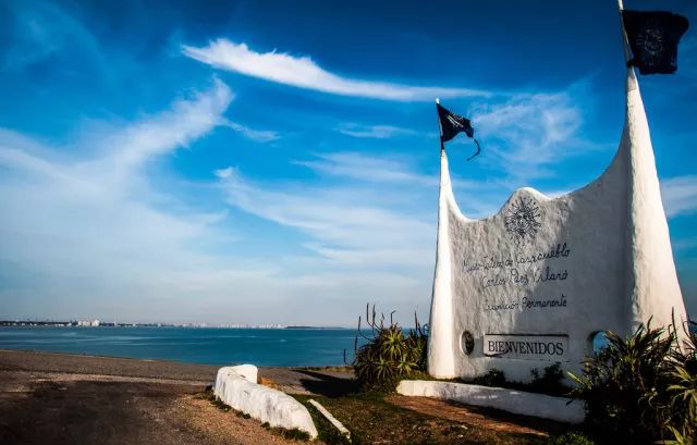 左脚北半球右脚南半球的国家,右脚在南半球左脚在北半球