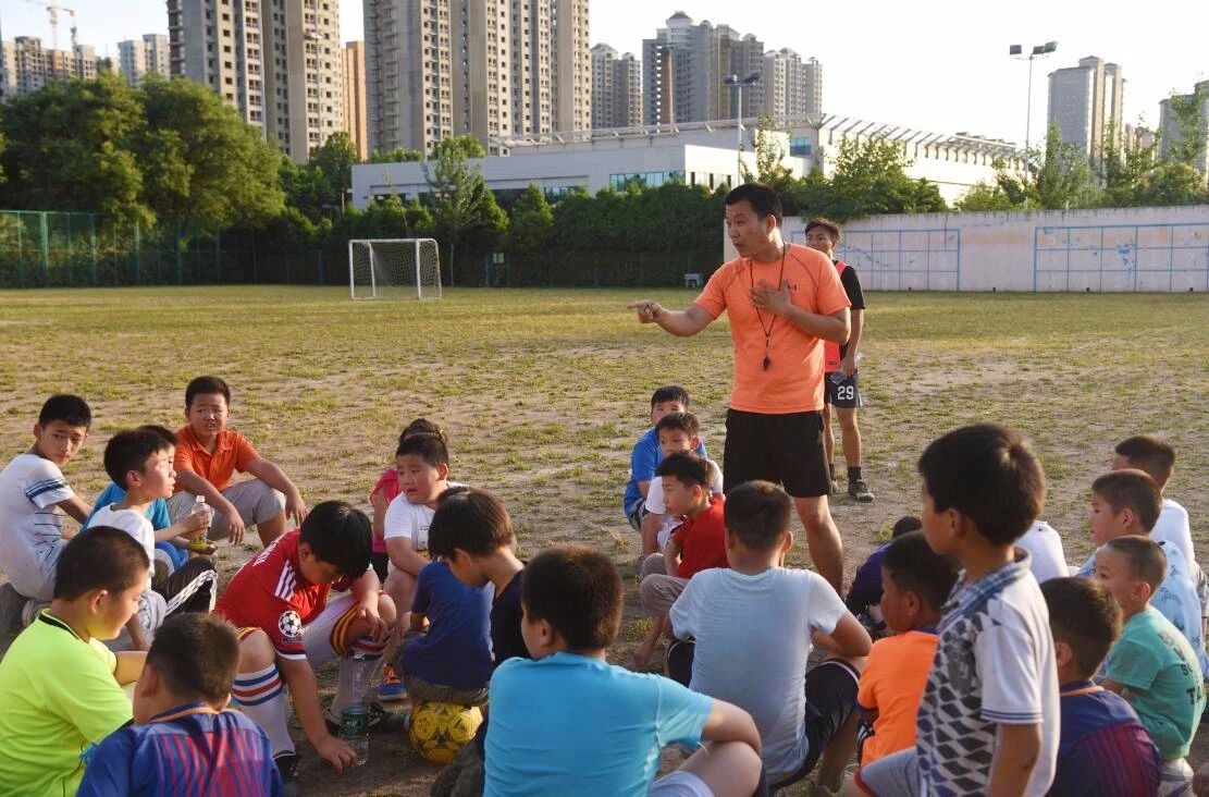 如何带零基础小学生足球训练,教小孩足球1-3岁