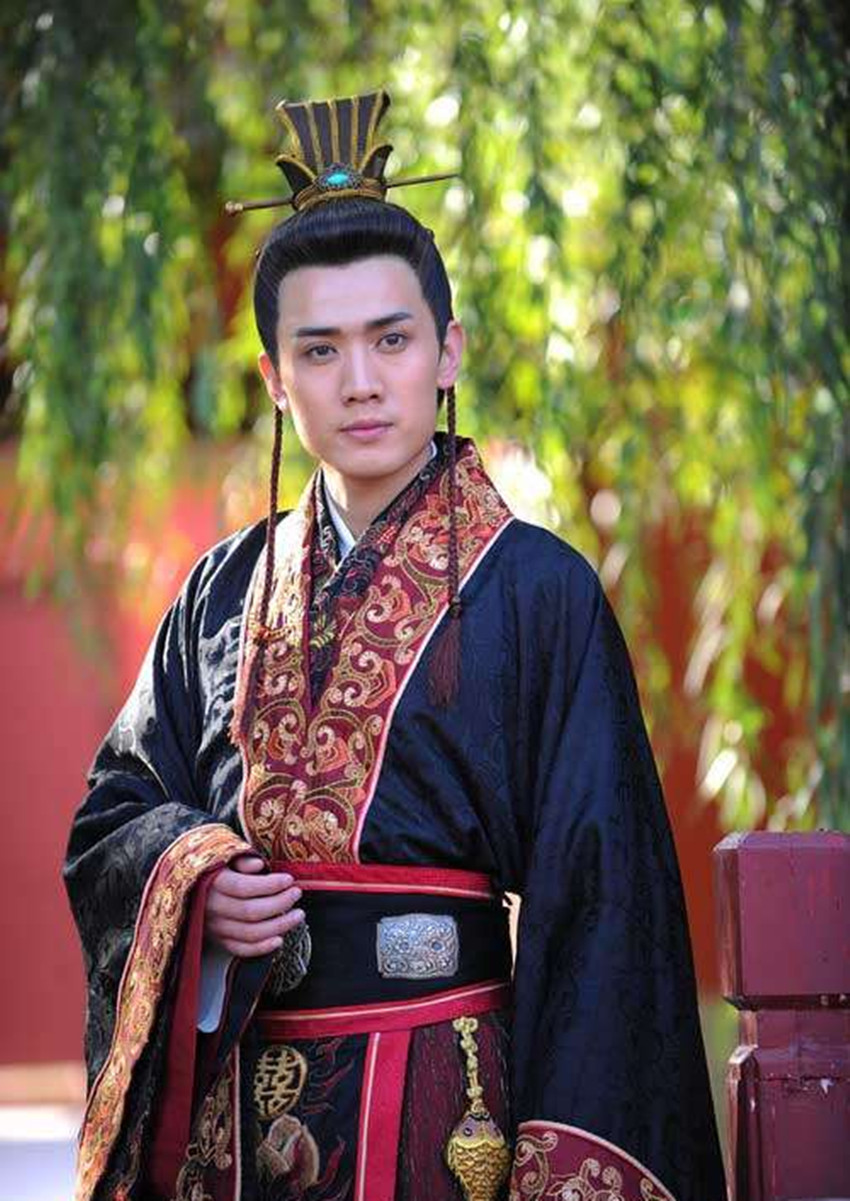 此人是最悲催的皇子，到手的太子位丢了，老婆也被皇帝爹夺去