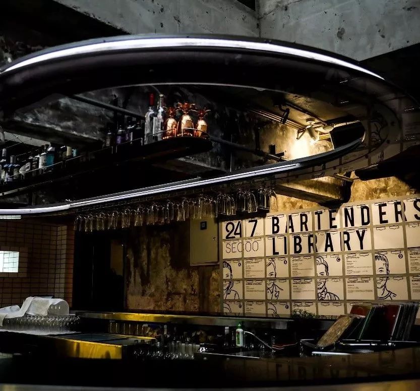 在实验室里调酒、倒酒都用水龙头？这家店颠覆了我对酒吧的想象