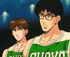 为啥运动员爱摸鞋底,运动员为什么喜欢比赛搓下巴