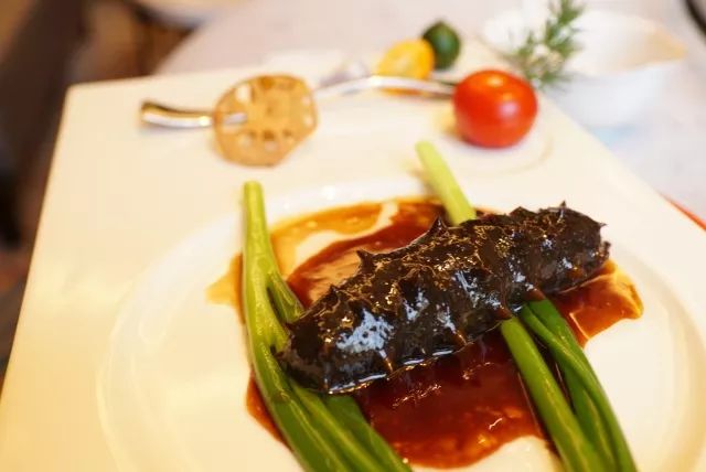 将酒店建在五里河体育场旧址这个希尔顿酒店可不止是个足球迷