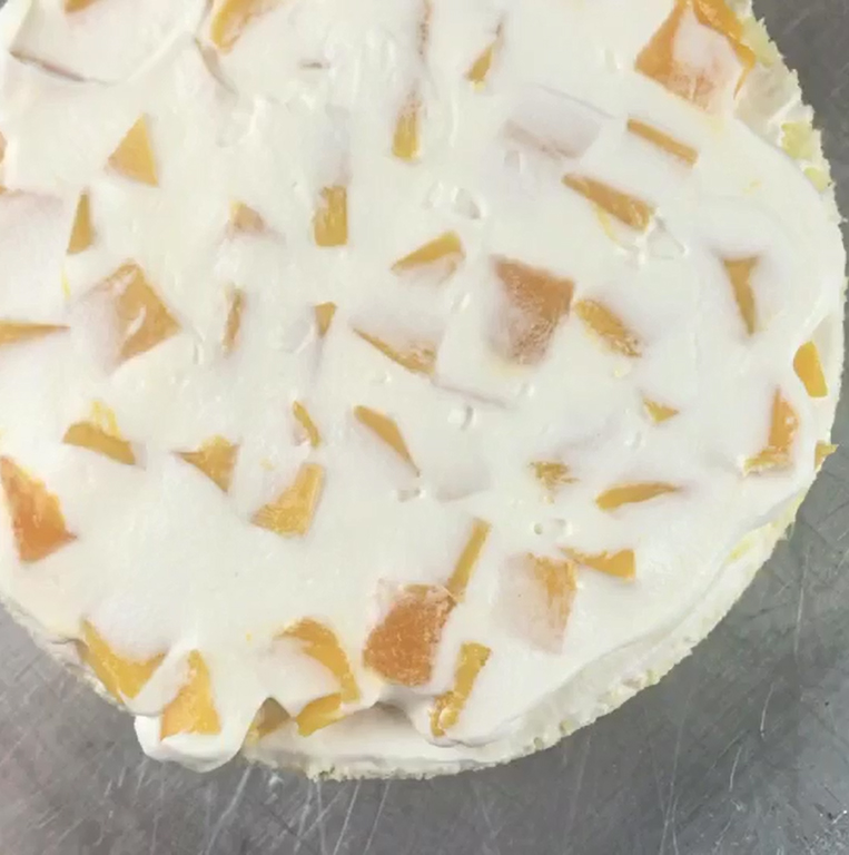 蛋糕奶油裱花零基础视频教程,最简单的纯白色奶油裱花蛋糕视频